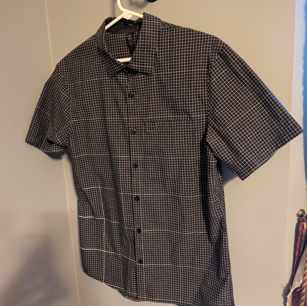 Lululemon Grid‎ Light Shirt Men's Medium Short Sleeve Black and White Button Up